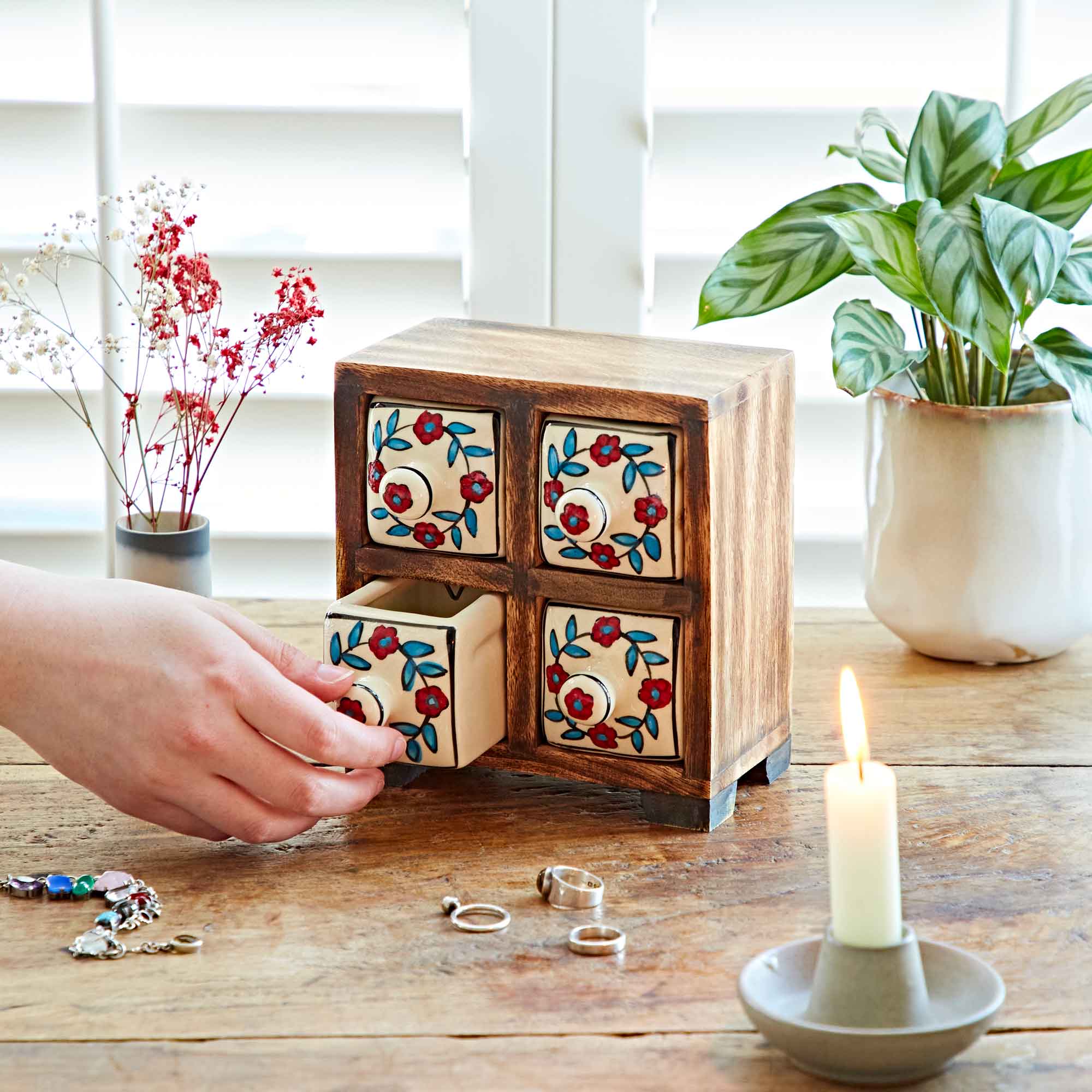 The Paper High Gift Company Limited - Venta al por mayor Joyero/organizador de joyas - Cómoda con 4 cajones de cerámica floral blanca pintada a mano