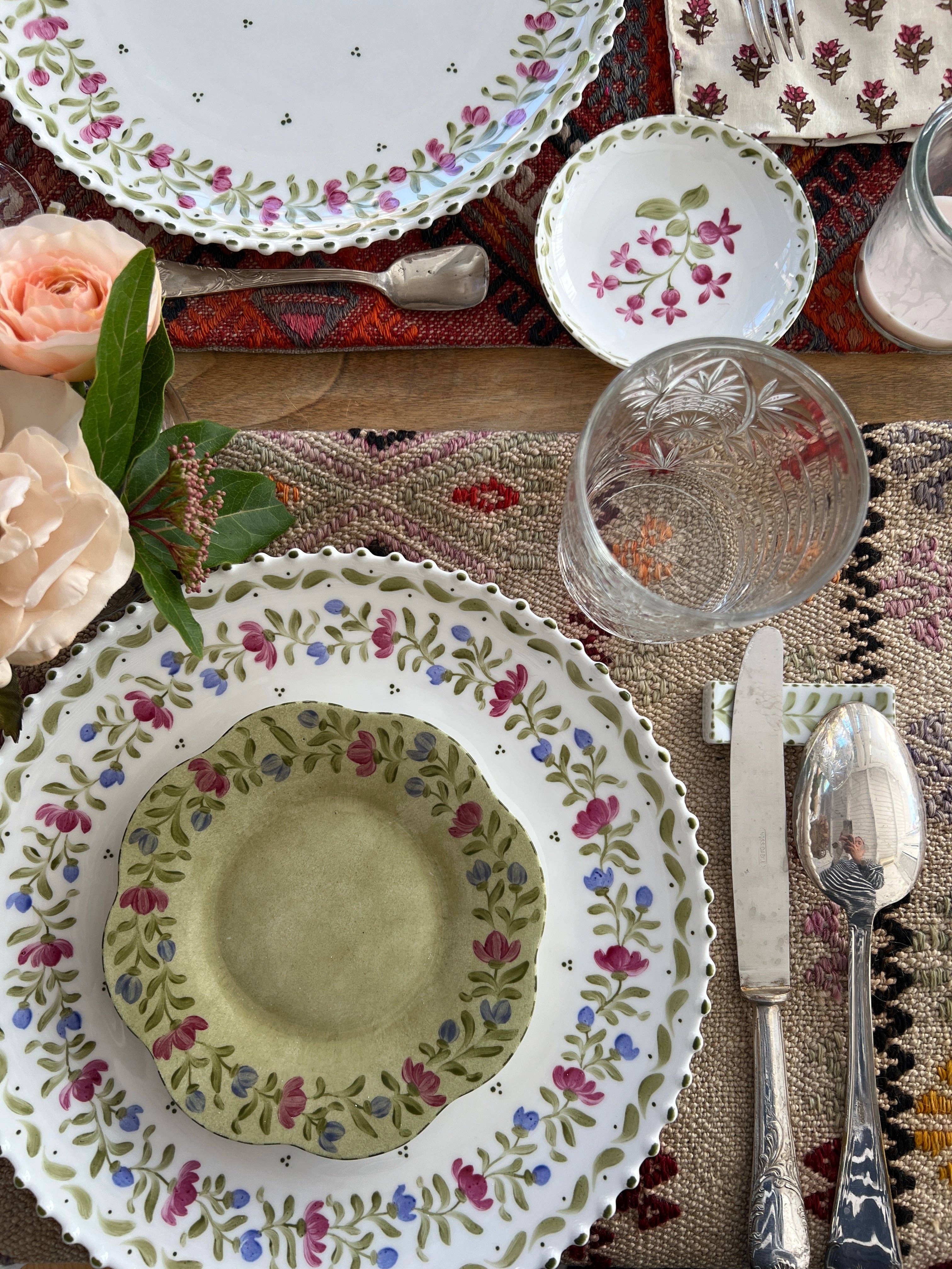 Cristina Cisneros – Großhandel Essgeschirr-Set – Set mit 6 handbemalten Porzellan-Besteckablagen in Rosa und Blau7