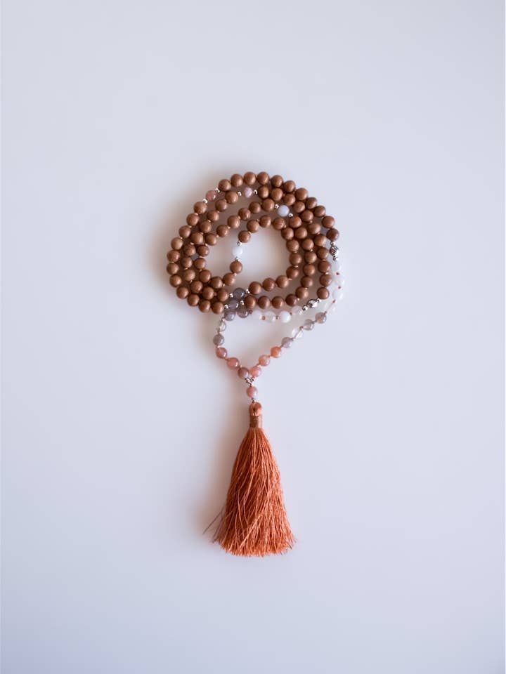 JAPA MALA EN ADULARIA ET SANTAL pour la vente par Calma Santa