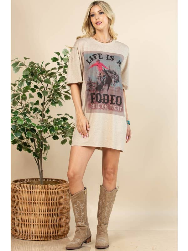 Kamel AV1202-TIANA LIFE IST EIN T-SHIRT-KLEID MIT RODEO-GRAFIK für den Großhandel auf Faire4