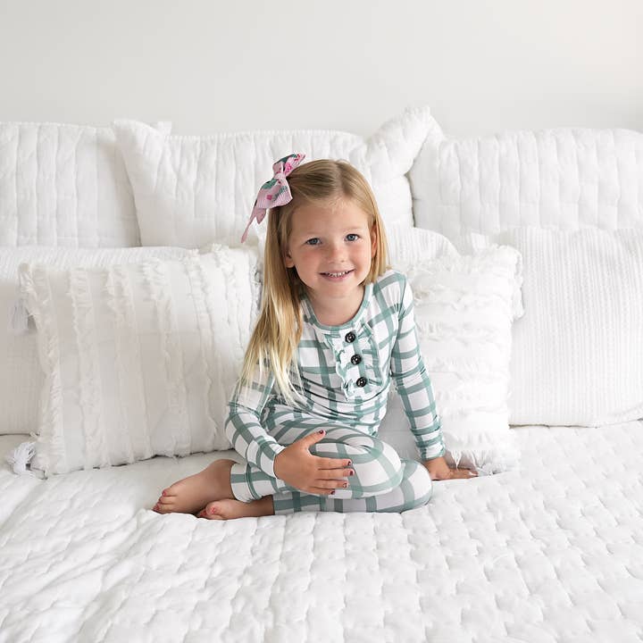 Gigi and Max – Großhandel Schlafanzug-Set – Kinder – Joy Weihnachts-Pyjama aus Bambus mit karierten Rüschen, 2er-Set, Grün 13