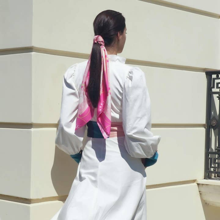 Foulard en soie Delphi Fuchsia pour la vente par MIA PAPA