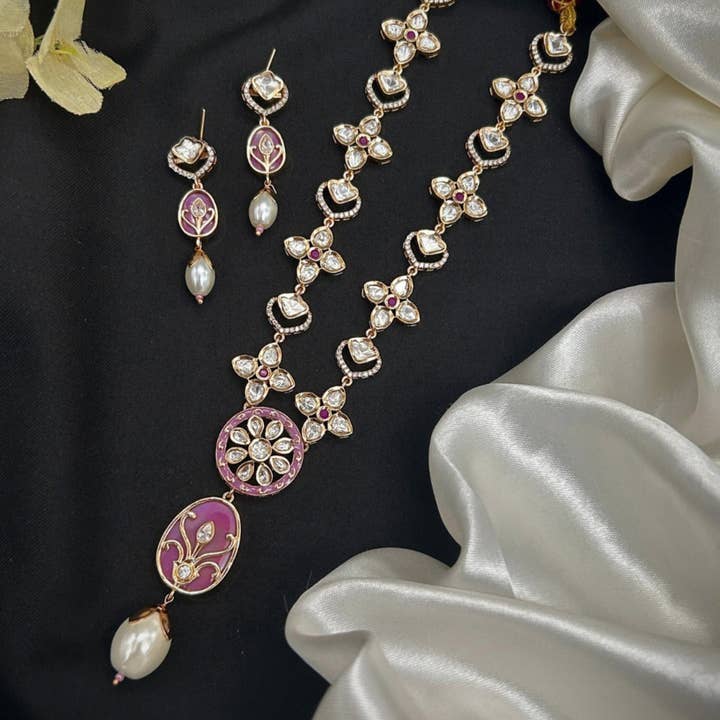 Ensemble de perles Kundan émaillées Gulnaz pour la vente par Vinnis Jewelry