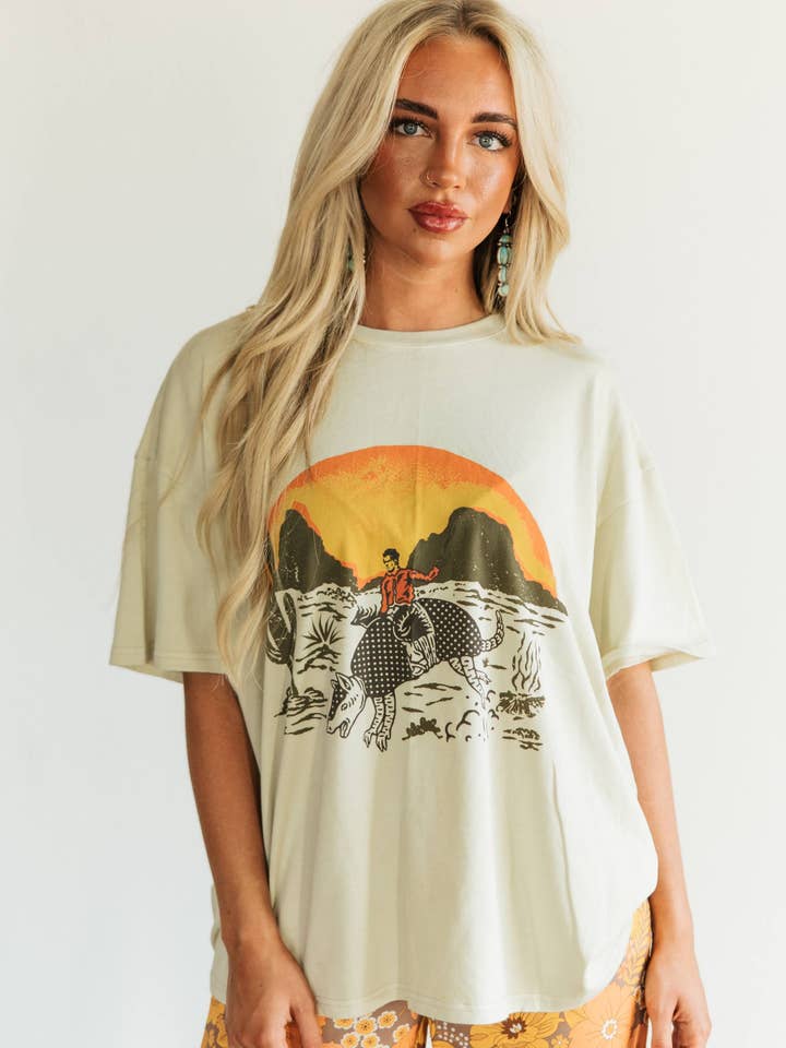 VR2 TAN ARMADILLO COWBOY GRAFIK TEE (7-TEILIG FRAUEN) für den Großhandel von VARSITY RODEO