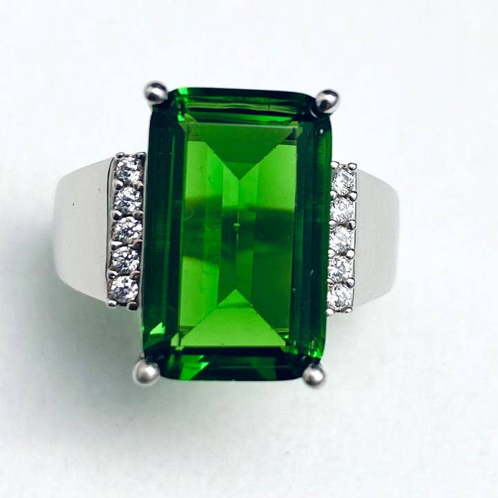 7,0 ct Skogsgrön Helenit Smaragdslipad Silverring för wholesale av Twan Kee Jewelry
