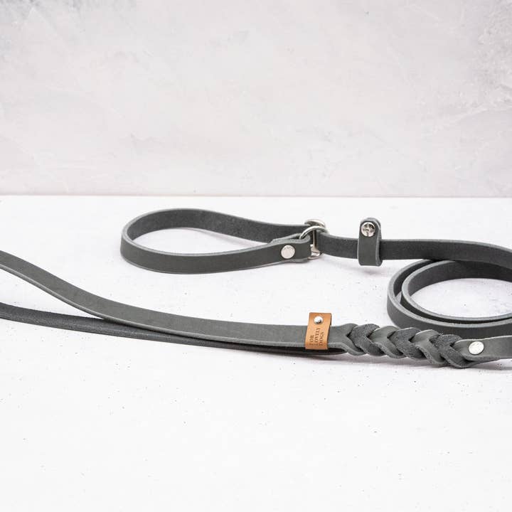 Laisse en cuir gris foncé pour la vente par FOR LOVELY DOGS / Linda Jansen