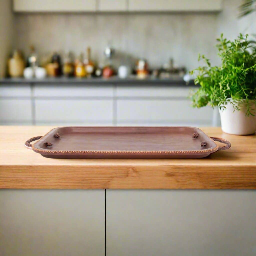 Bati Goods – Engroshandel Pyntebakke – Hermana | 16“ læder serveringsbakke m/broderede håndtag1