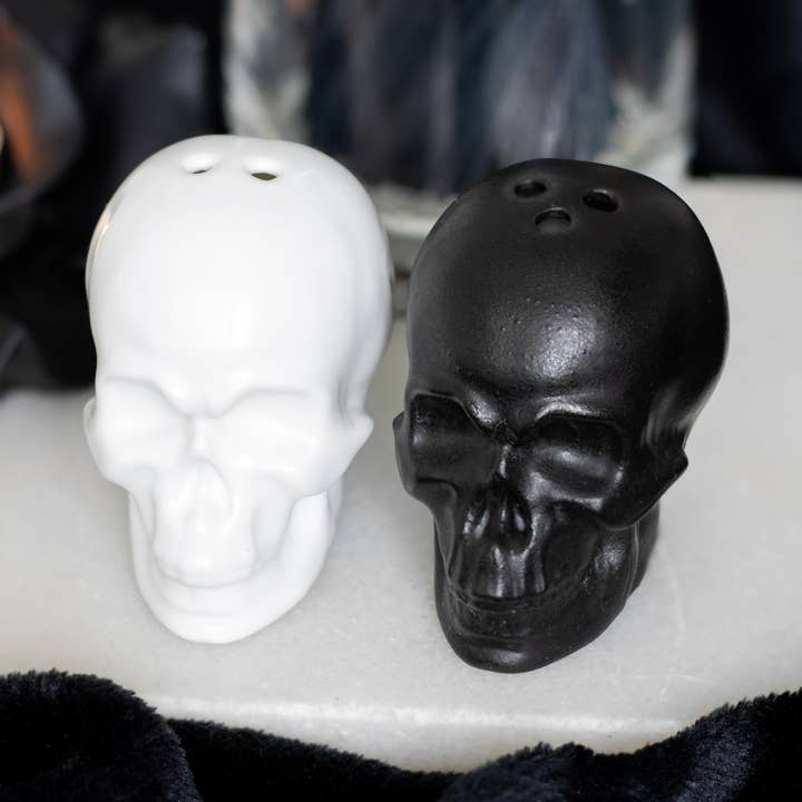 Something Different Wholesale - Vendita all'ingrosso Set sale e pepe - Saliera e pepiera Gothic Skull0