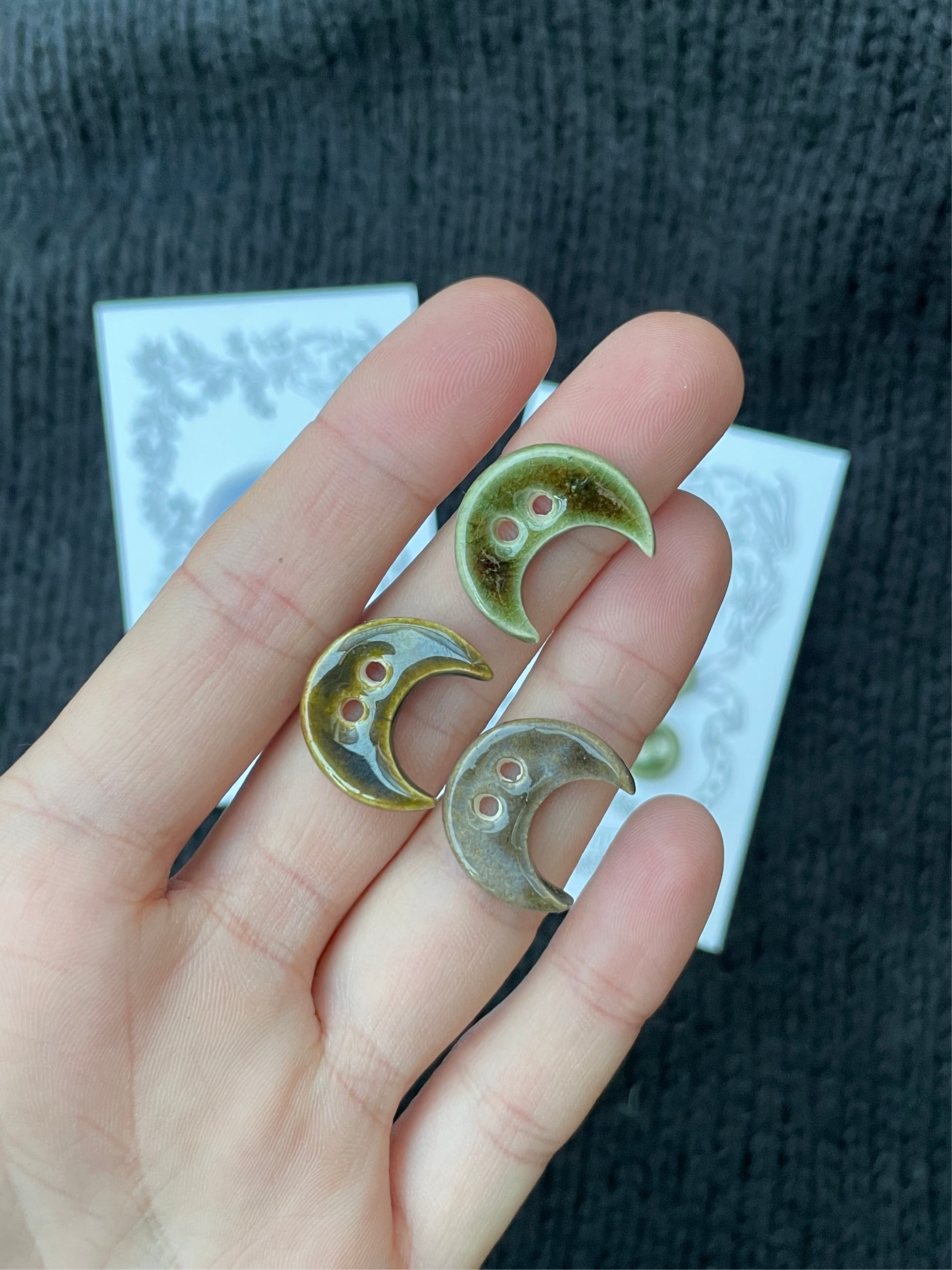 Silver Beast Studio - Wholesale Sewing Button/Snap - 18mm Moon Buttons (set of 2)3