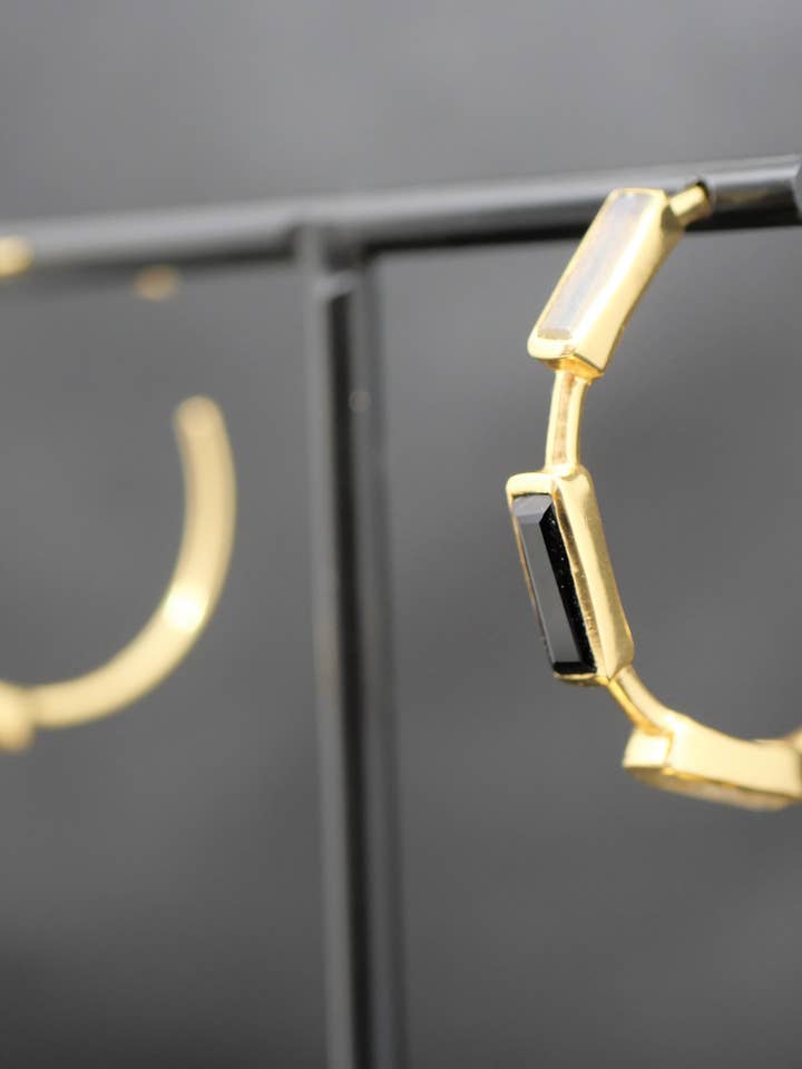 Orecchini ad anello Finesse in labradorite e onice per la vendita all'ingrosso da parte di Atelier Leblanc