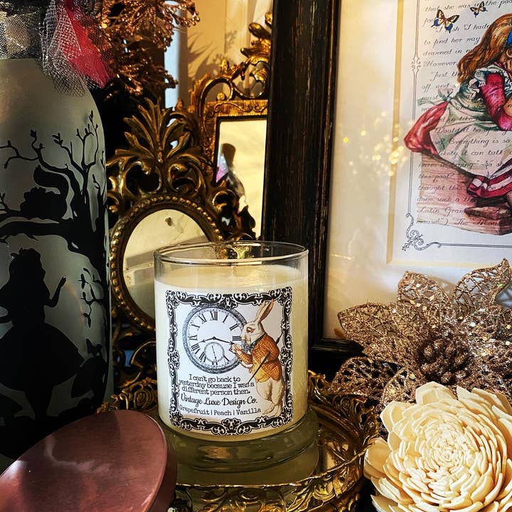 Vintage Luxe Design Co. - Vente Bougie en bocal - Bougie en cire de soja Alice au pays des merveilles 10 oz - Lapin blanc fantaisiste9