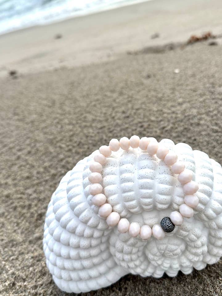 Bracelet en perles élastiques brillantes pour la vente par Offshore Surf Co