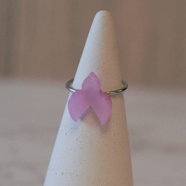 Bague Lucite Vintage Oiseau Violet Lavande pour la vente par Lucky Cat