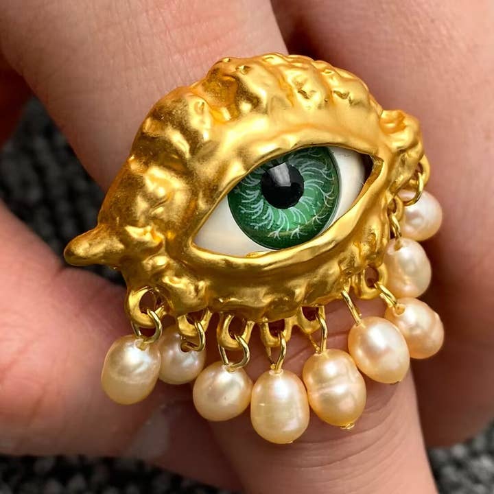Bague ajustable avec frange de perles vintage et œil protecteur, plaqué or mat pour la vente par Mio Queena