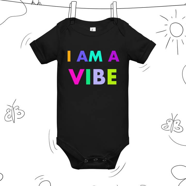 Einteiler I Am A Vibe für Babys, kurzärmlig für den Großhandel von Artifacts of Joy
