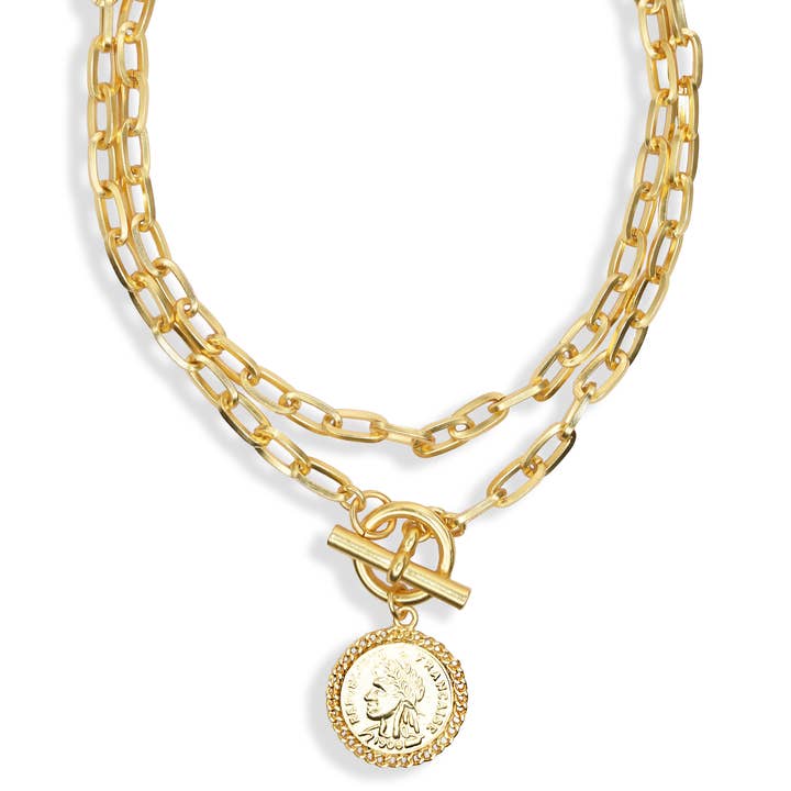 Collier élégant en forme de trombone avec pendentif en forme de pièce pour la vente par KARINE SULTAN