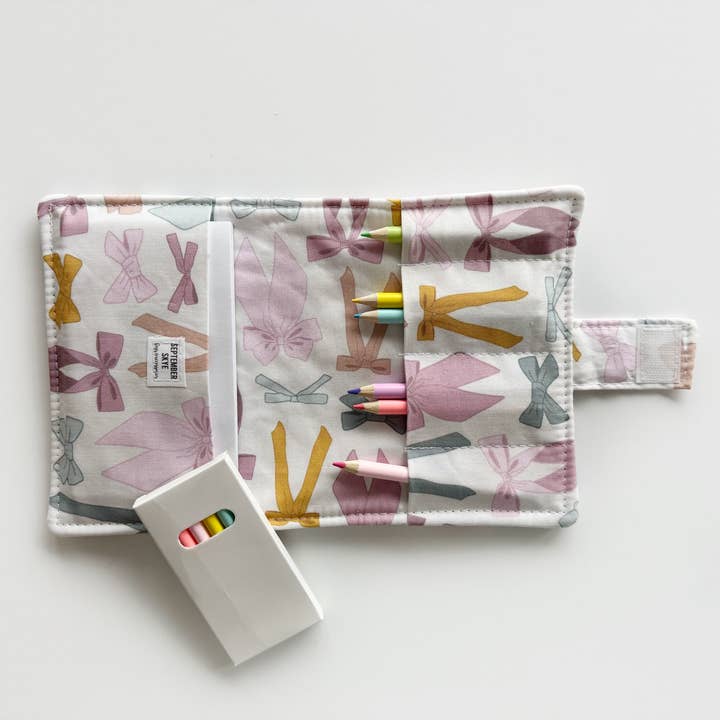 Carteira de lápis de cera em laços roxos e cor-de-rosa / atividade de viagem por atacado de September Skye Bags & Accessories