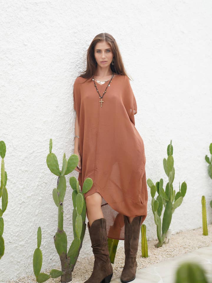 Ramie Katoenen Kaftanjurk (Sol Kaftan in Spice) voor wholesale door The Fox and The Mermaid