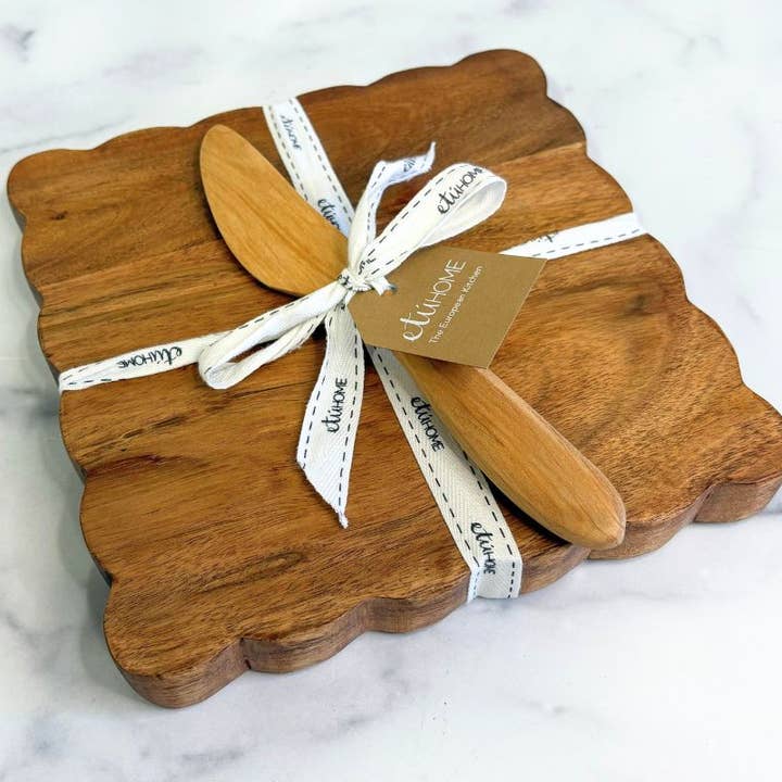 etúHOME - Wholesale Cutting Board - Small Square Scalloped Cutting Board with Spreader