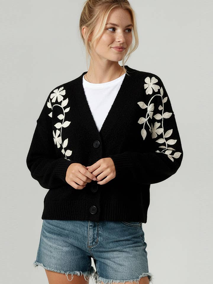 NERO CARDIGAN RICAMATO CON FIORI E BOTTONI PLUS SIZE in vendita all'ingrosso su Faire2