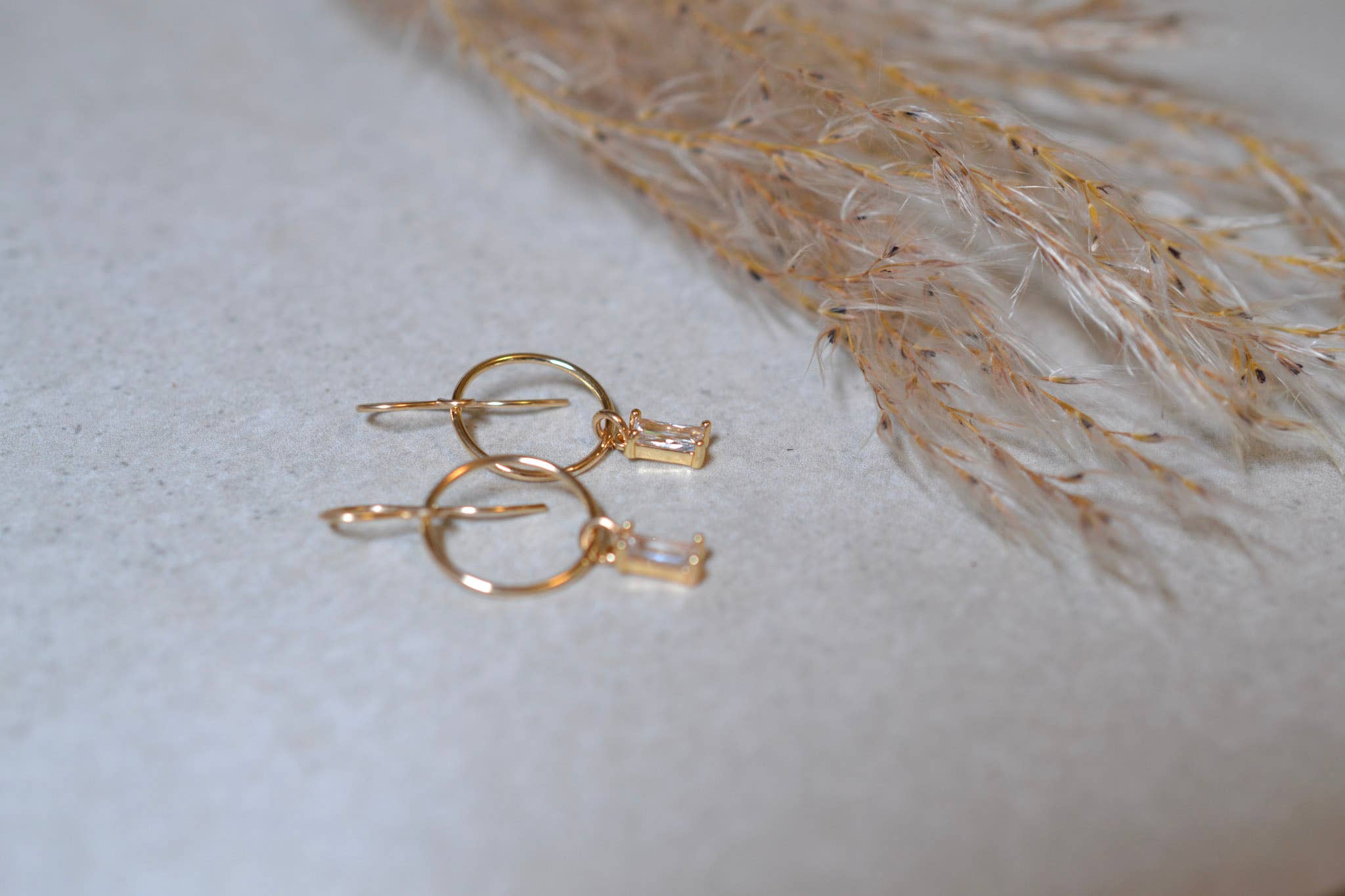 Sela+Sage - Wholesale Hangende/ronde oorbellen - Baguette CZ, Rechthoekige Druppels met Lichtgewicht Cirkels6