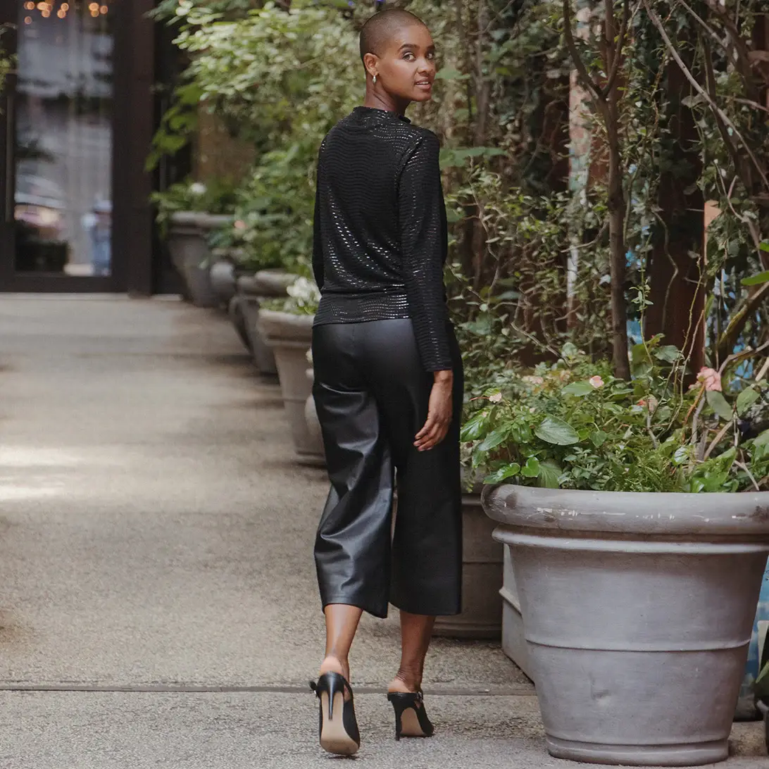 NERO T413S2 - Top con drappeggio laterale con scollo a barca alto decorato con brillantini in vendita all'ingrosso su Faire1