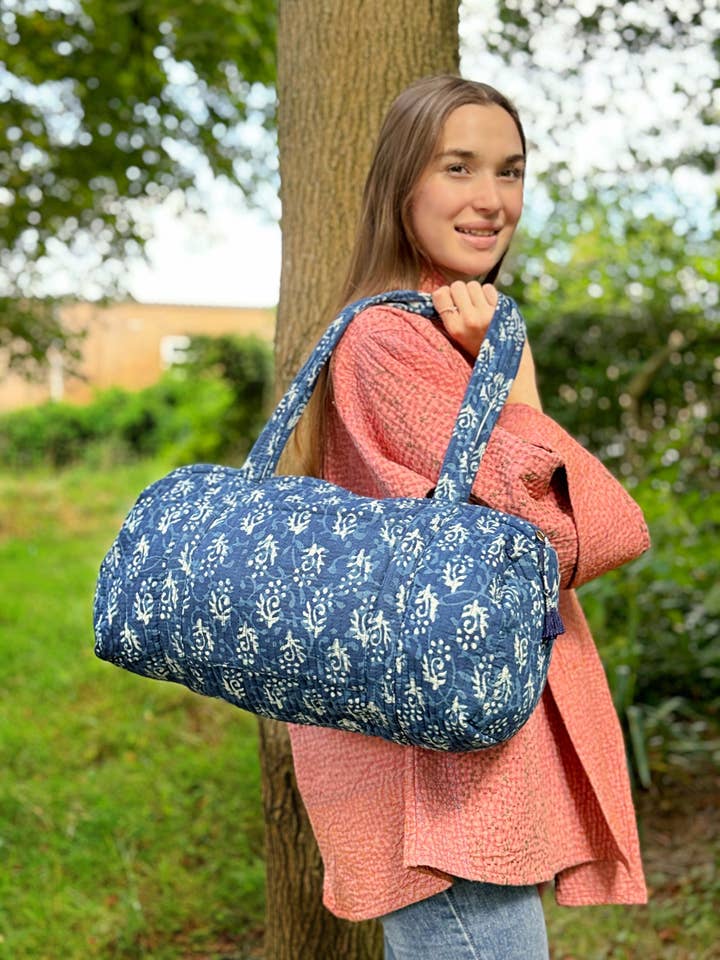 Gesteppte Reisetasche mit Schultergurt, indigoblau, weiß für den Großhandel von Essential Designs London