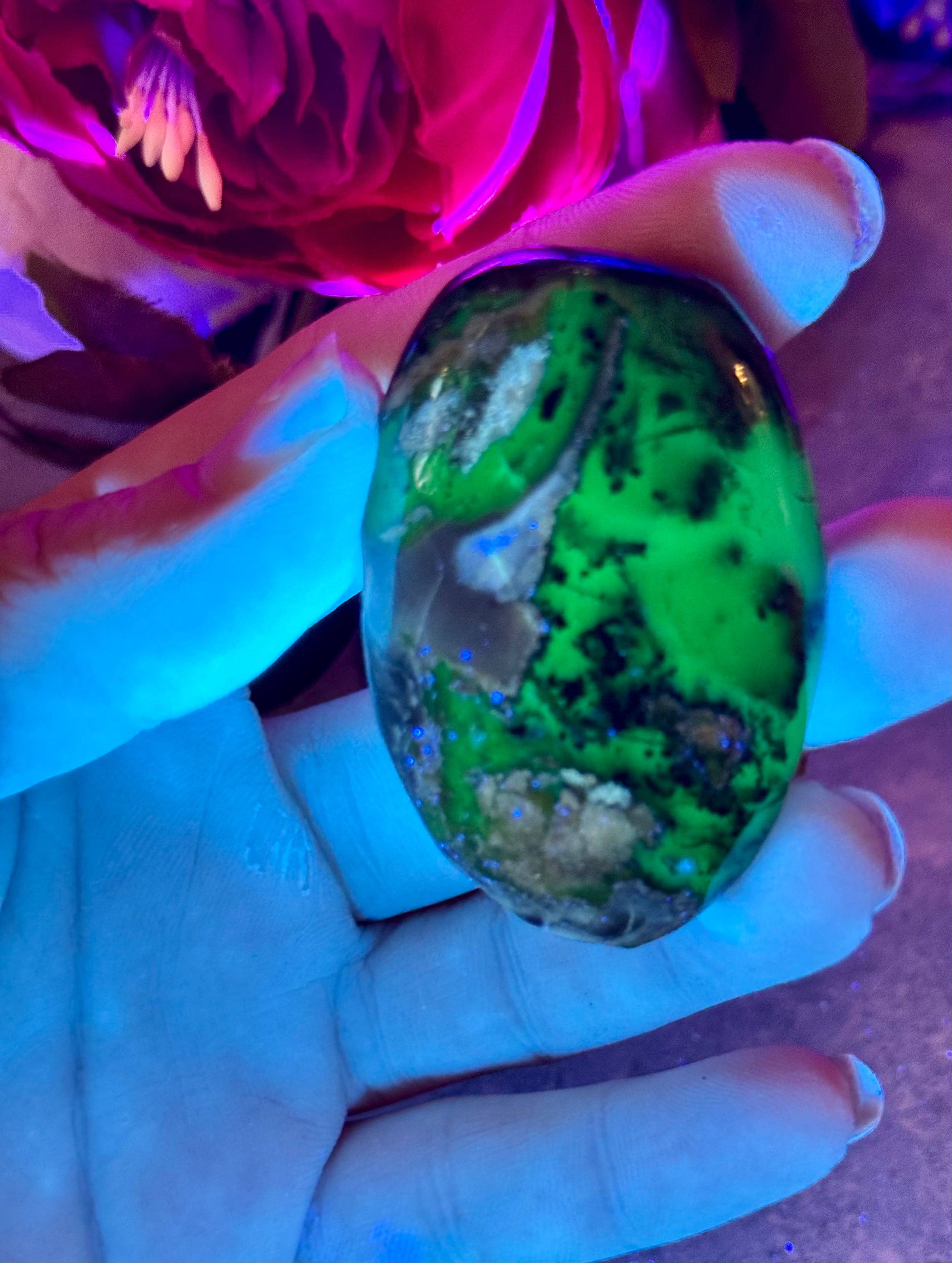 Mandala Gems - Venta al por mayor Piedras/cristales espirituales - Palmstones de Ágata de Volcán, Minerales Fluorescentes Verdes, Cristales UV2