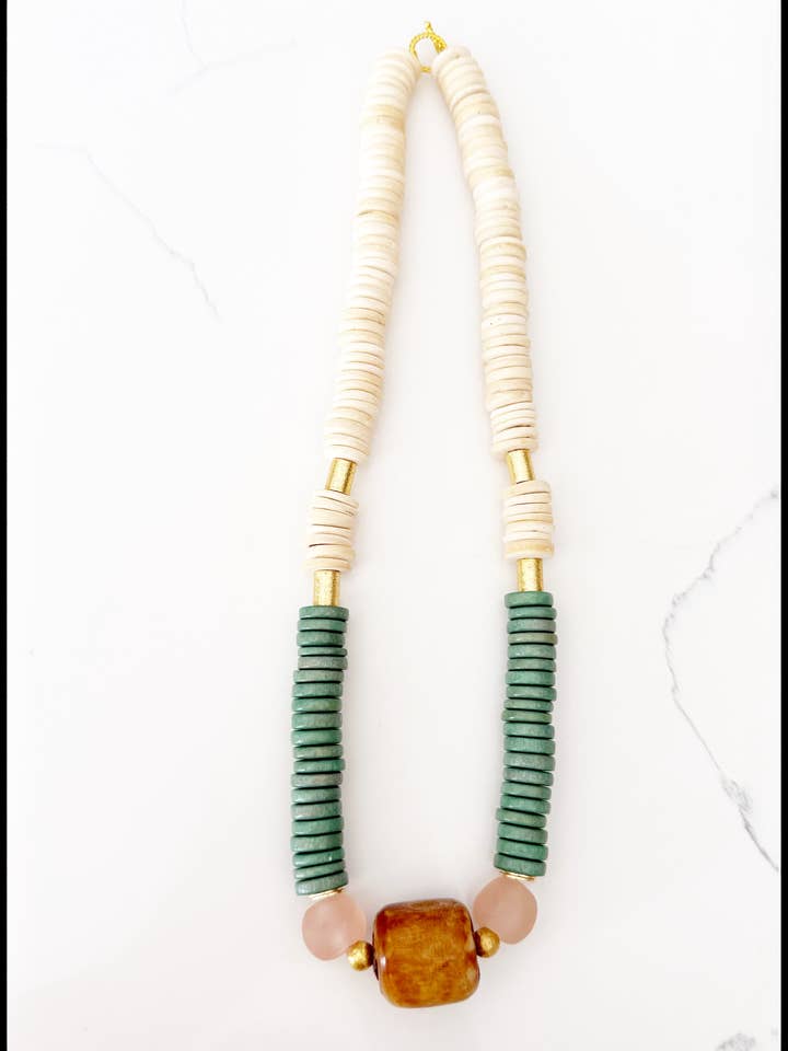 Midi-Kurze Halskette mit Kokosholz-, Knochen- und recycelten Glasperlen in Grün für den Großhandel von GentrybyJenna