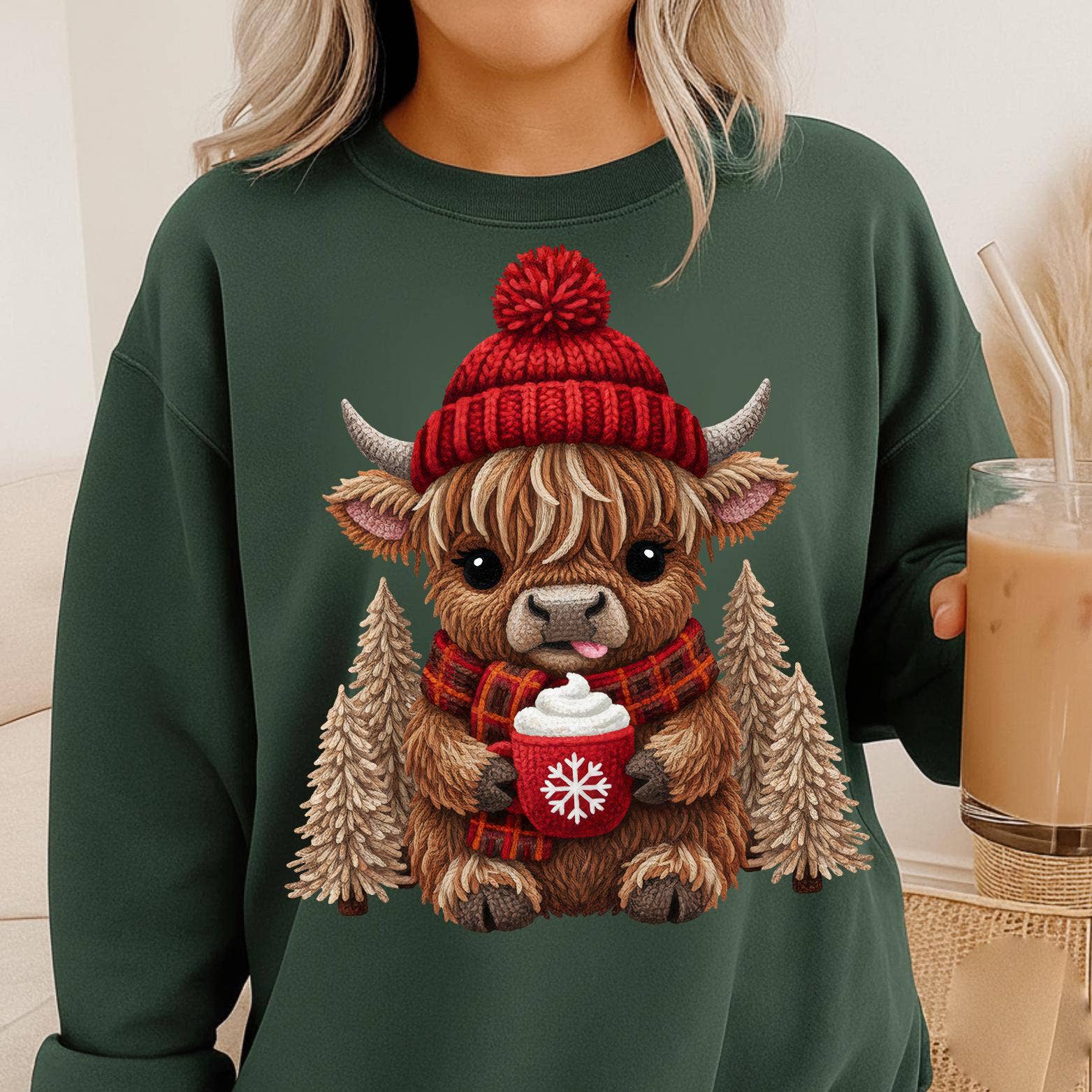 DLT Ecommerce – Großhandel T-Shirt (Grafikdruck) – Damen – Faux-Häkel-Highland-Kuh-T-Shirt, Gemütlicher Weihnachtskuh-Pullover1