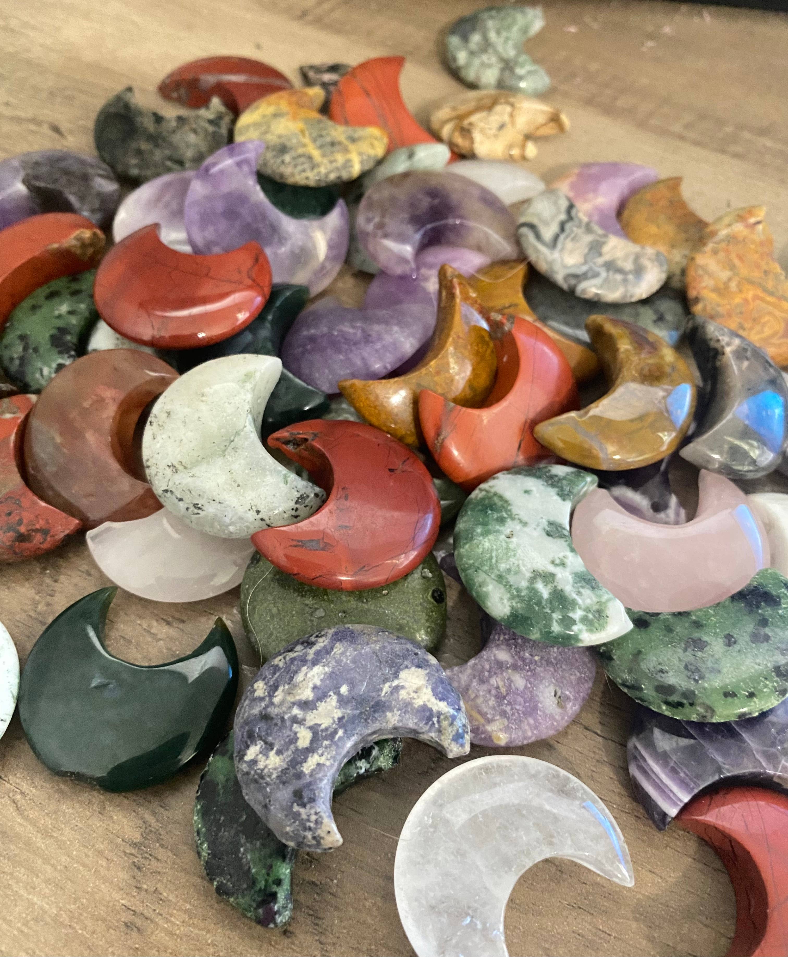 Moon River Designs - Vente Pierre et cristal de spiritualité - Demi-lunes mystérieuses en cristal Lunes en cristal sculptées à la main3