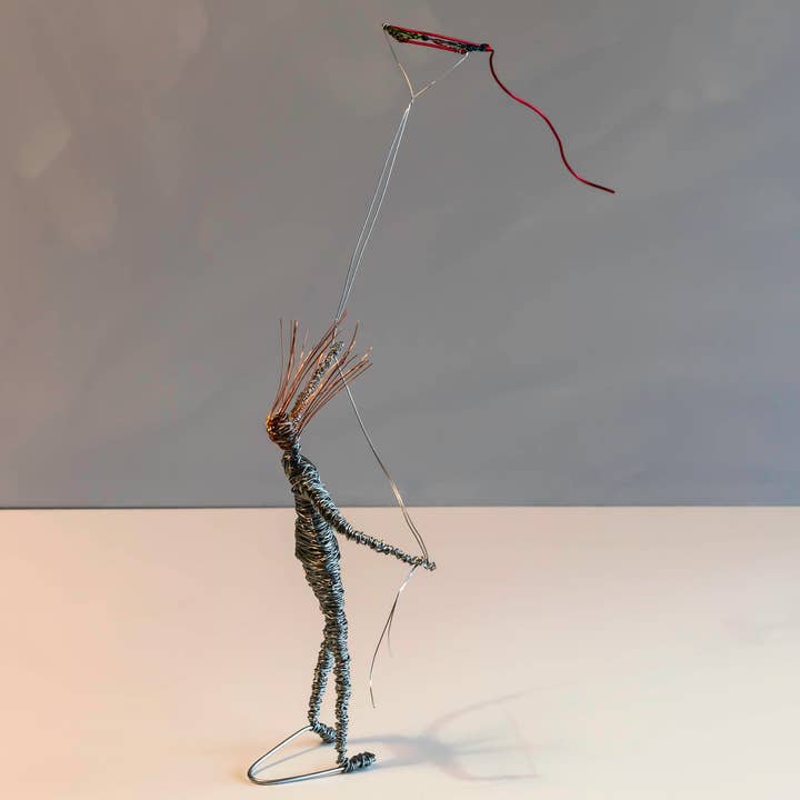 Haritopoulou – Engroshandel Skulptur – Kvinde Skulptur med Kite en Moderne Kunst Dekoration