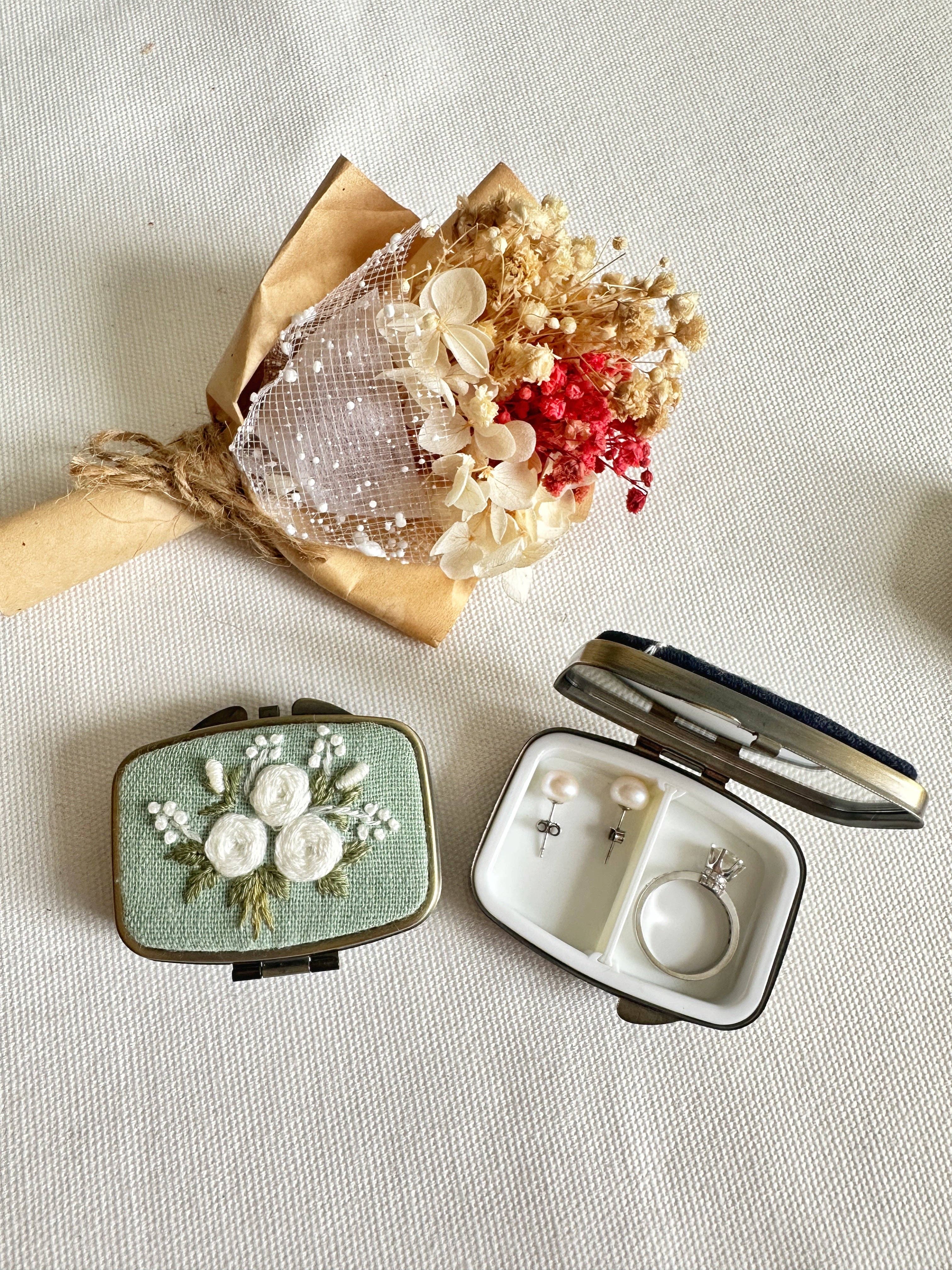 Quince Fables - Wholesale Jewelry Box/Organizer - Floral Embroidered Rectangle Mini Jewelry Box With Mirror ✅0