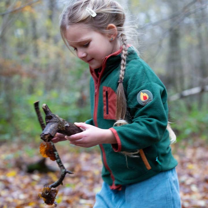Veste en polaire recyclée à fermeture éclair olive pour la vente par Little Green Radicals EU