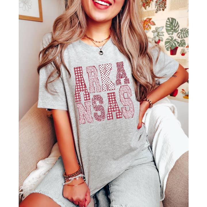 T-shirt graphique à lettres décorées de l'Arkansas AR pour la vente par BB Subs and Screens