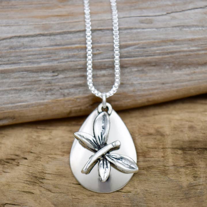 Med. Collier Libellule en argent pour la vente par Eye Catching Jewelry