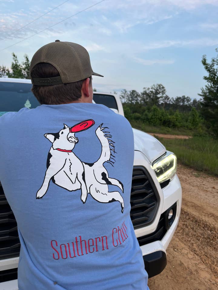 T-shirt à manches courtes avec poche et motif chien frisbee pour la vente par Southern Chill