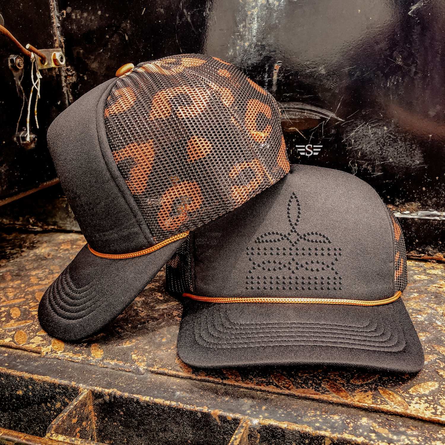 Flying S Company - Venta al por mayor Gorra trucker - Mujer - Gorra Trucker de Malla Estampada con Costura de Bota de Pedrería16