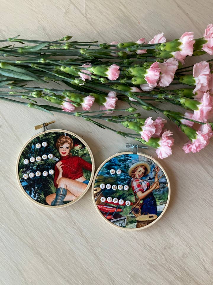 Mon ventre me fait mal / Broderie de perles pour la vente par Budding Flowers Art