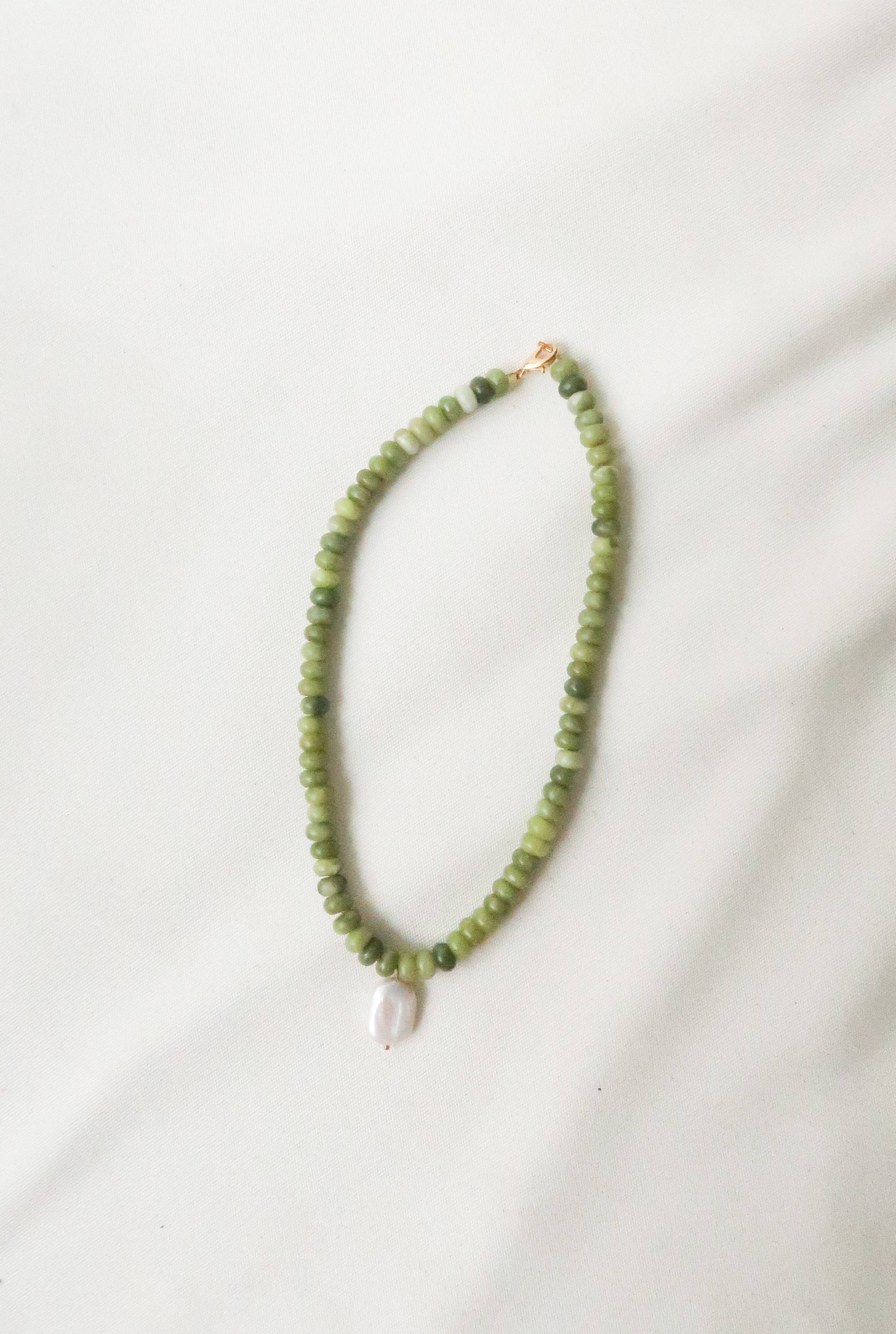 Land of Palms – wholesale Beaded/pearl necklace – lua necklace | green jade and pearl natural stone necklace