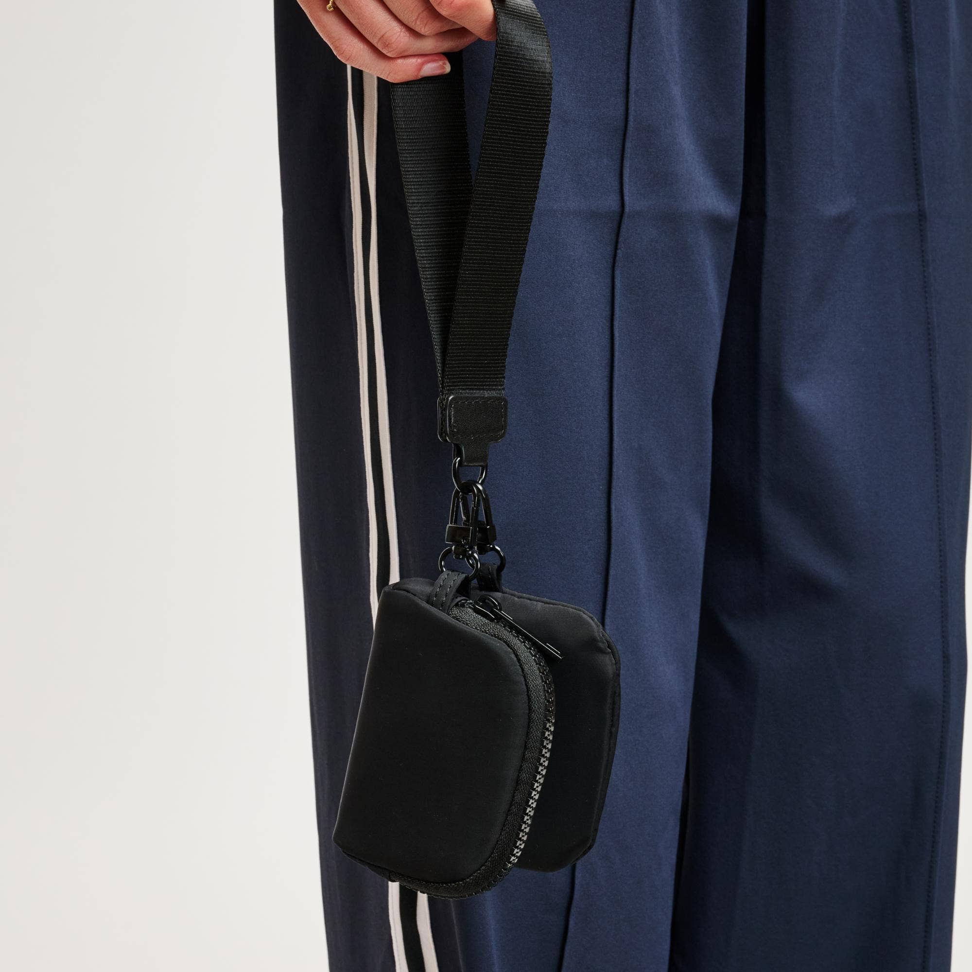 Urban Expressions - Wholesale Clutch Bag - Women's - Link & Carry Wristlet1