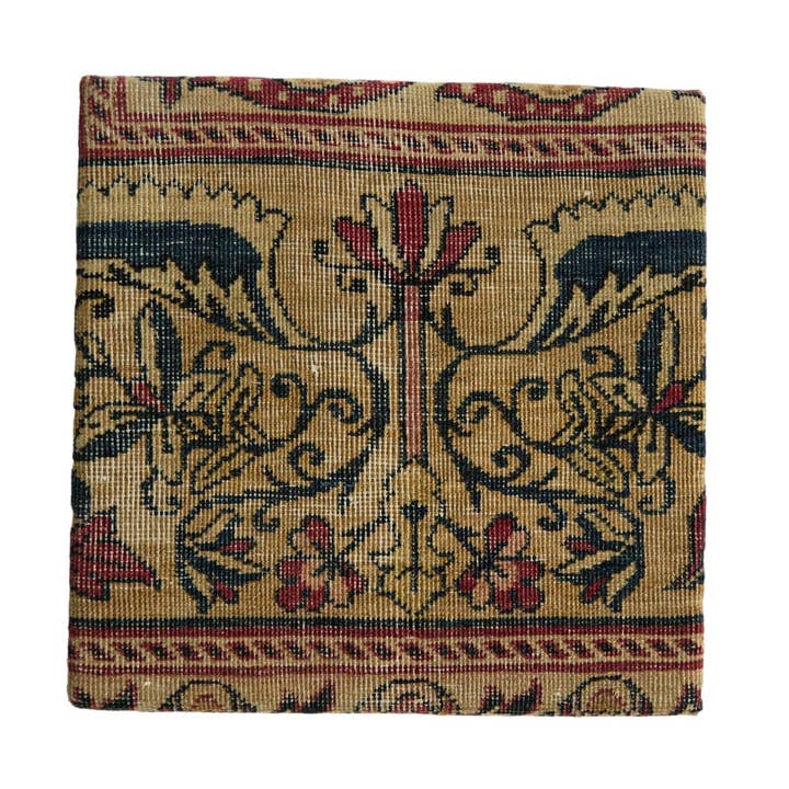 Tableau en liège décoratif Fragment d'art de tapis antique Kerman pour la vente par Nordic Breeze Beauty