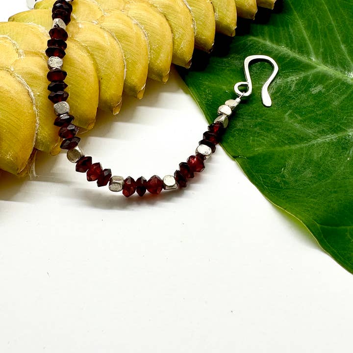 Betty pour la vente par ManaFest Jewelry