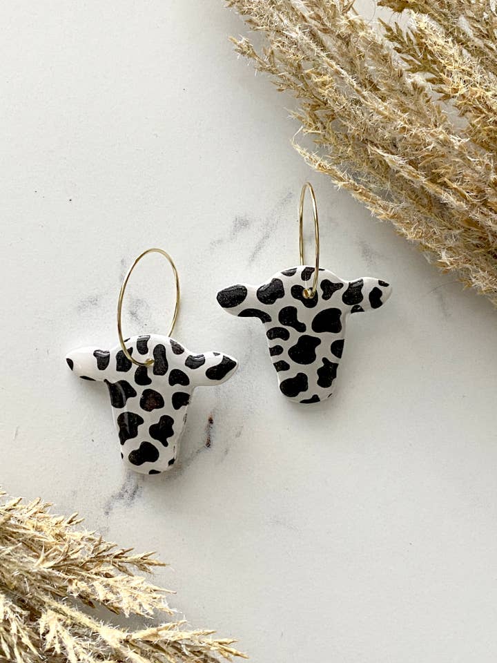 boucles d'oreilles à imprimé vache, boucles d'oreilles cowgirl, bijoux occidentaux, époque pour la vente par midnightclayco