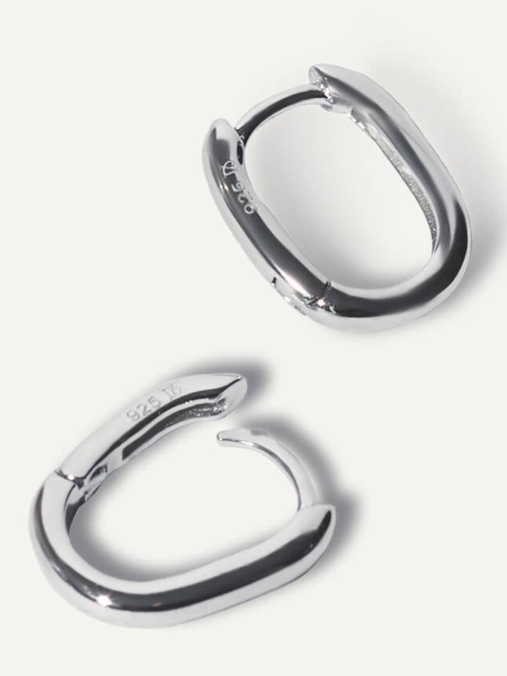 'Essenziell' Sterling Silber Oval Creolen für den Großhandel von NISÍ