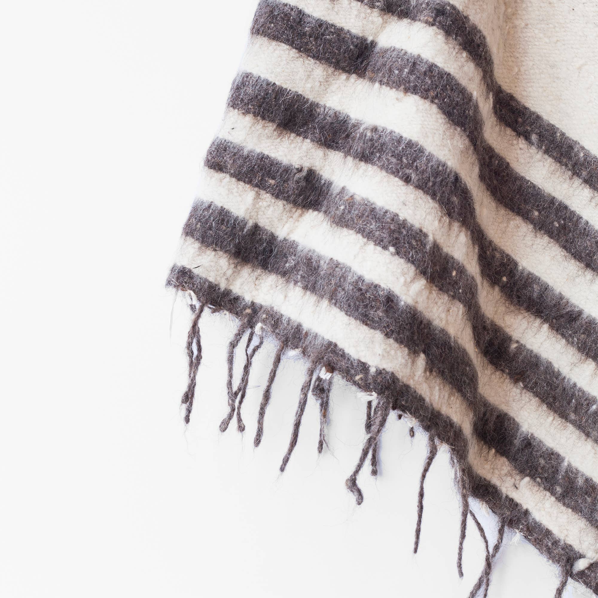 The Global Trunk – Großhandel Überwurfdecke – Moderne Momo Decke - Dünne Streifen1