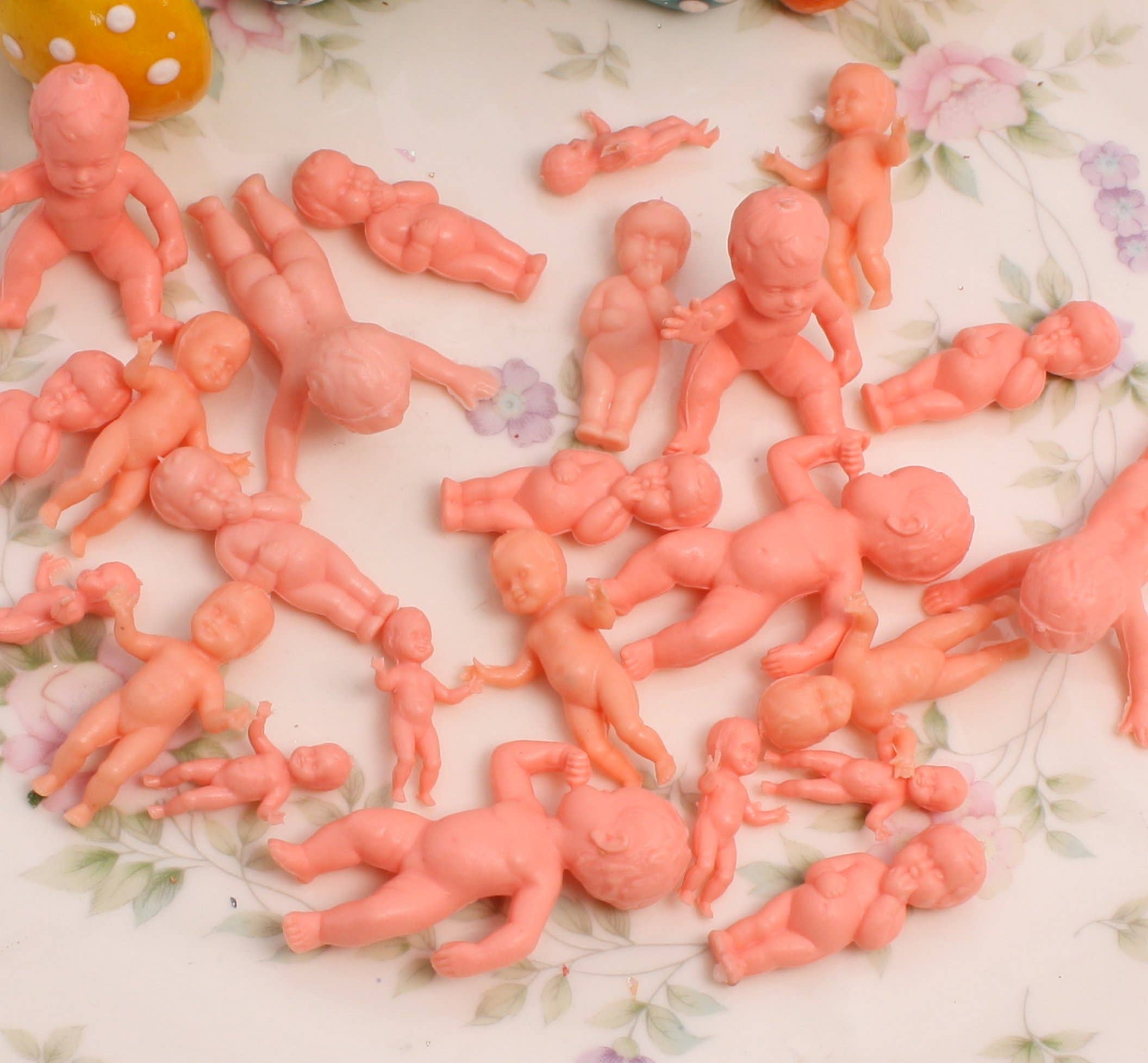 Meyer Imports - Vente Poupée – enfant - Bébé - Ensemble de 24 pièces - 1" de hauteur - Mini poupées rétro - IV3-36704