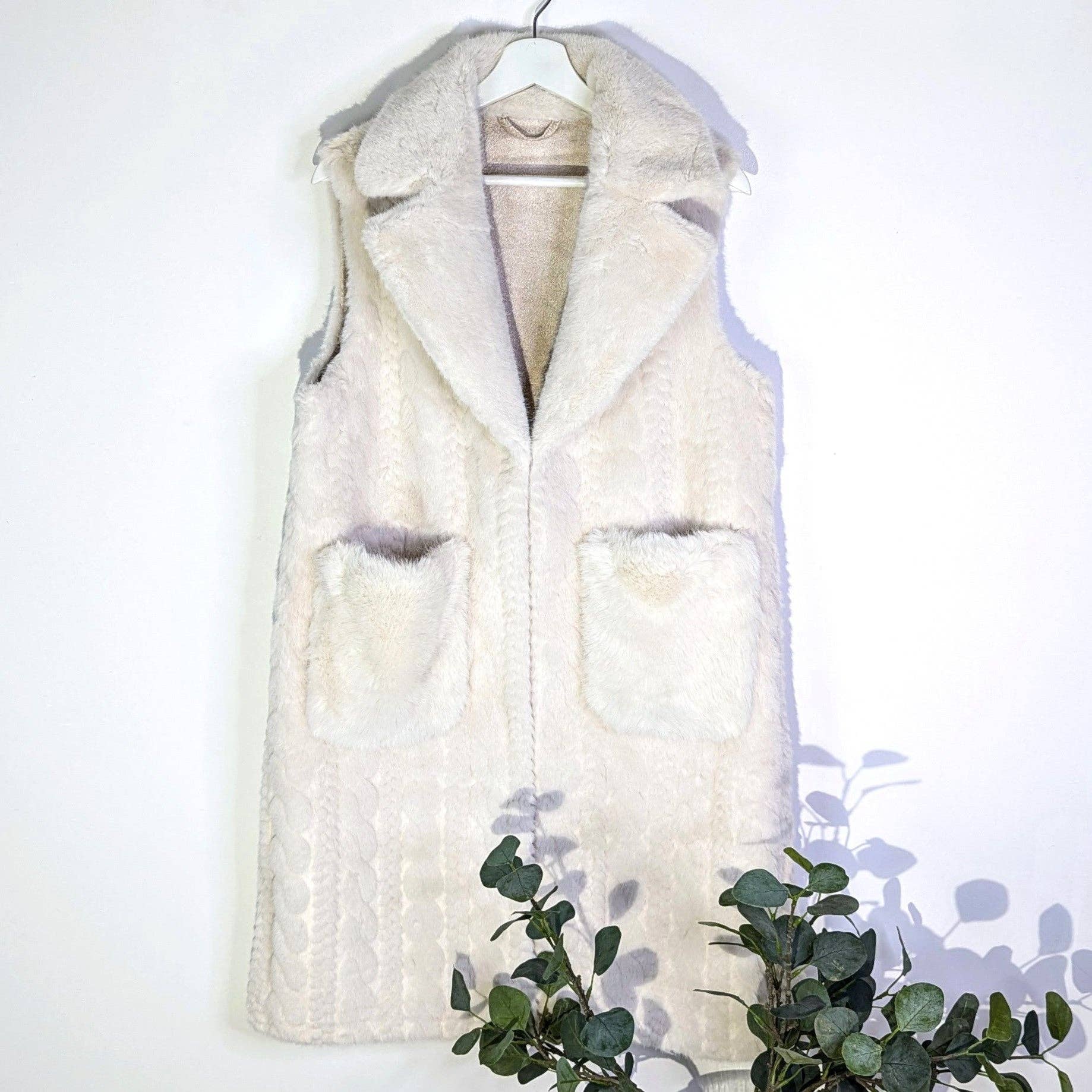 Tempest Designs – wholesale Outerwear Vest - Women’s – Luxury faux fur long gilet with pockets2