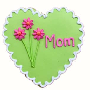 Coeur « Mom » à bord volanté vert avec fleurs pour la vente par The Frosted Baker