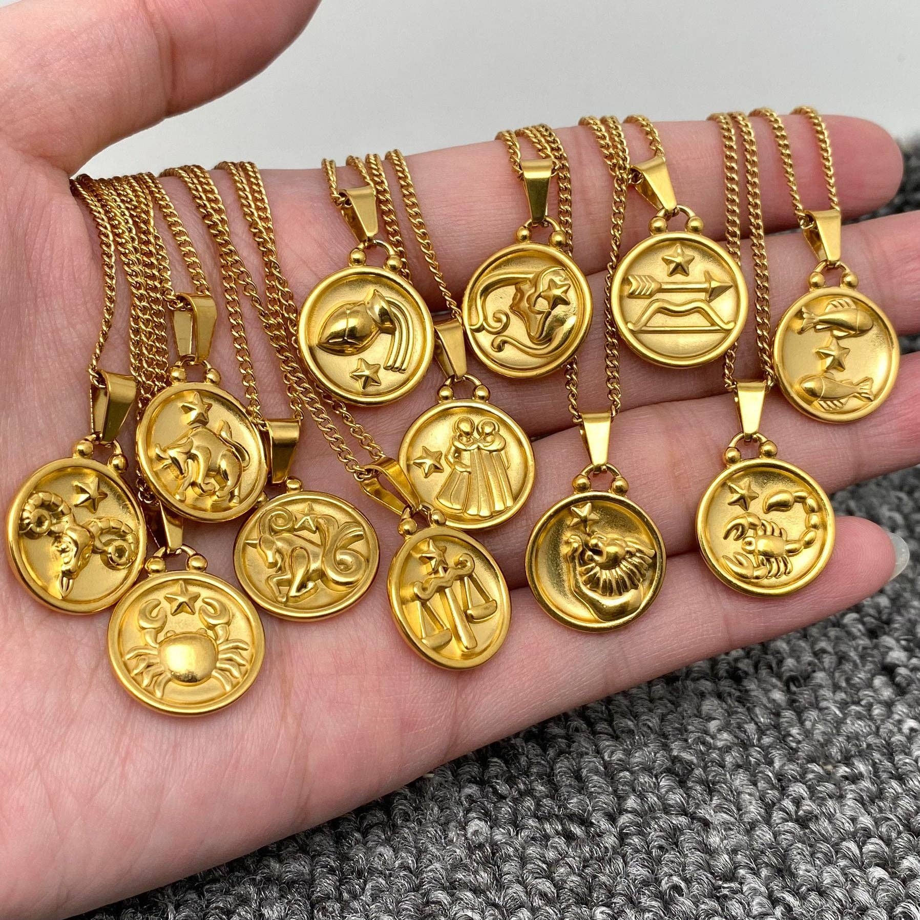 Mio Queena – Engroshandel Halskæde med vedhæng – Zodiac 12 stjernetegn halskæde i 18K guldbelagt rustfrit stål - Mio Queena14